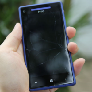HTC 8X bị bể màn hình nên thay nguyên bộ hay ép mặt kính