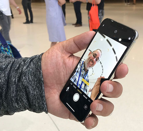 hình ảnh iphone x đến tay người dùng